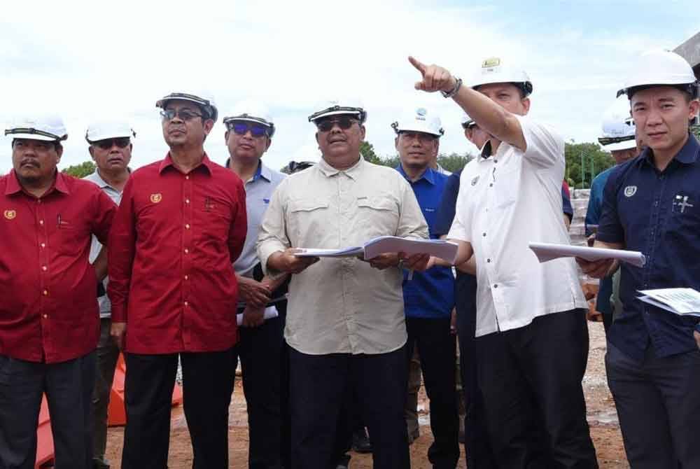 Sanusi (tengah) ketika melawat LRA Sungai Limau dan LRA Bukit Selambau yang diberikan EOT sehingga Januari dan April tahun depan.