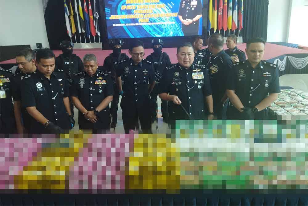 Khaw Kok Chin (dua dari kanan) menunjukkan bungkusan dadah yang dirampas pada sidang akhbar di IPK Kuala Lumpur pada Khamis.