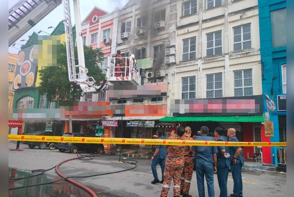 Anggota bomba menggunakan skylift ketika operasi memadamkan kebakaran di bangunan tingkat tiga, Plaza Mahkota Melaka, Banda Hilir, Melaka pada petang Khamis.