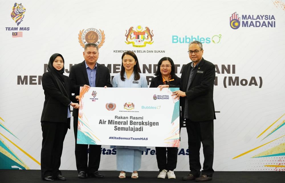 Ain Azizah Arifin (kiri) menyerahkan replika kerjasama kepada Abdul Rashid (kanan) disaksikan Hannah Yeoh (tengah) dan Arifin (dua dari kiri).