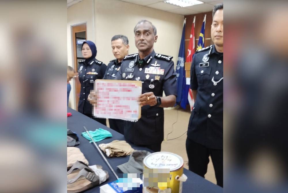 Kumar (dua, kanan), pada sidang akhbar berkenaan.