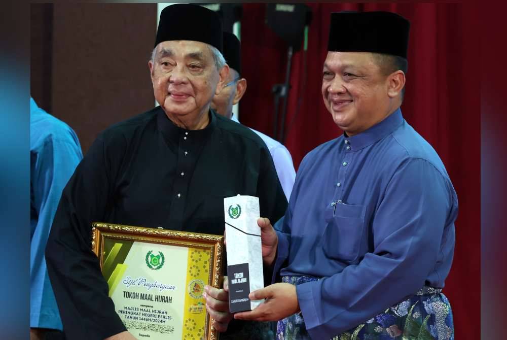 Syed Faizuddin berkenan menyampaikan Anugerah Tokoh Maal Hijrah kepada Datuk Wan Arif Wan Hamzah selepas berkenan merasmikan Majlis Maal Hijrah Peringkat Negeri 1446H/2024M di Bukit Chabang pada malam Khamis. Foto Bernama