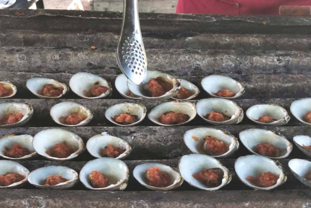 Lokan bakar yang diperap menggunakan resipi asli daripada Suzana memikat pengunjung yang datang ke Dataran Batu Putih di Marang.