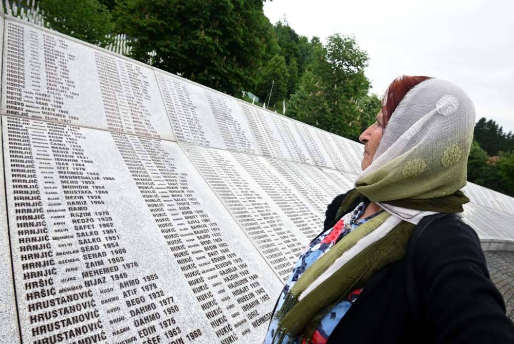 Seorang wanita melihat senarai nama mangsa yang dibunuh tentera Serbia di tugu peringatan diletakkan di Potocari.