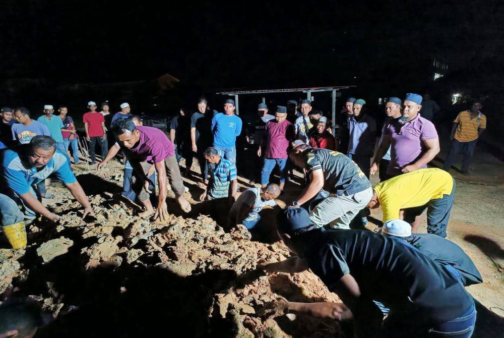 Jenazah Allahyarham selamat dikebumikan di Tanah Perkuburan Masjid Al Ridzuan, Telok Medan sekitar jam 8.30 malam.