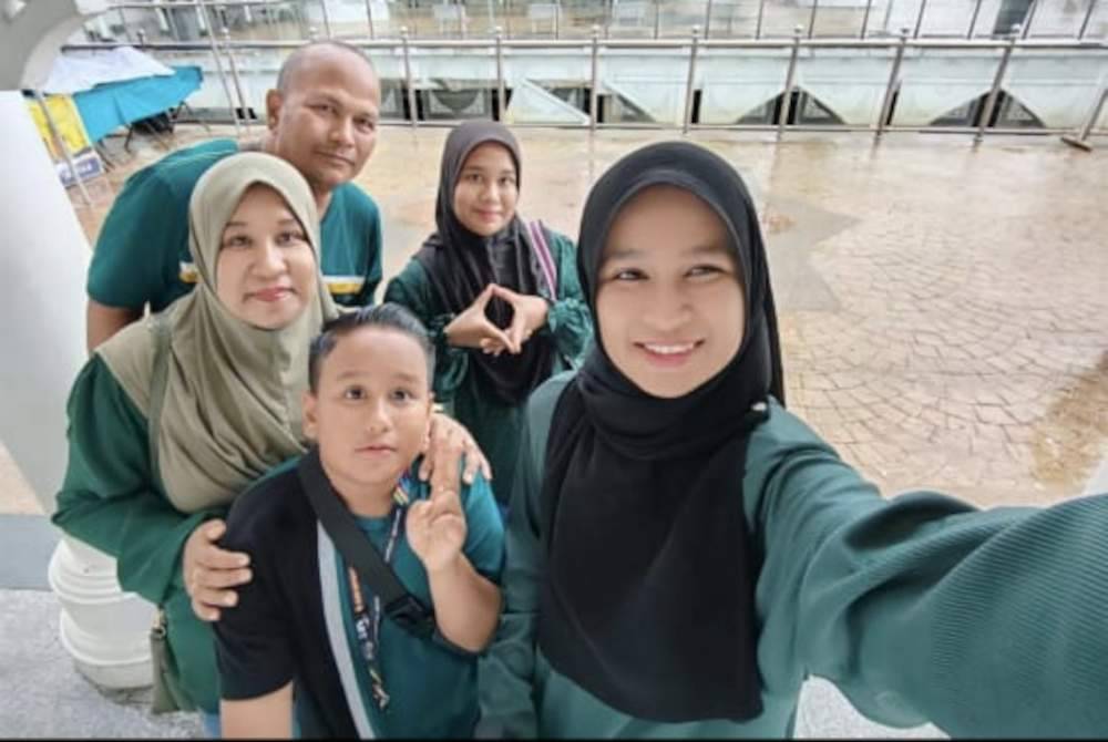 Adli Nur Iman bersama keluarga.