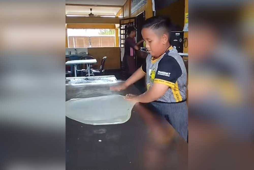 Adli Nur Iman berkemahiran menebar dan 'menerbangkan' roti canai membuatkan sesiapa melihatnya terpukau.
