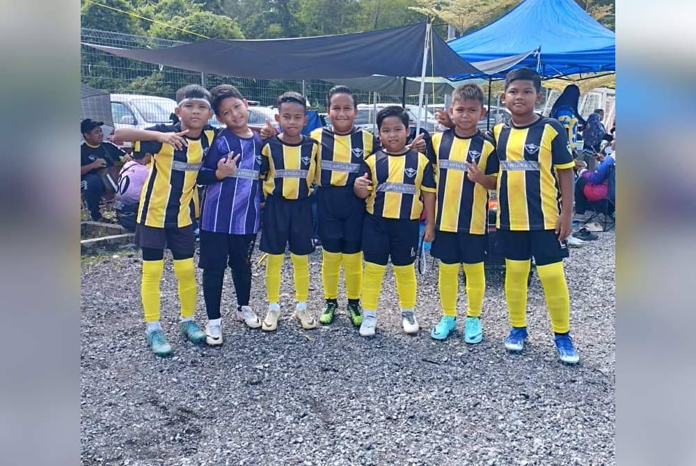 Adli Nur Iman dan kumpulan bola sepak disertainya.