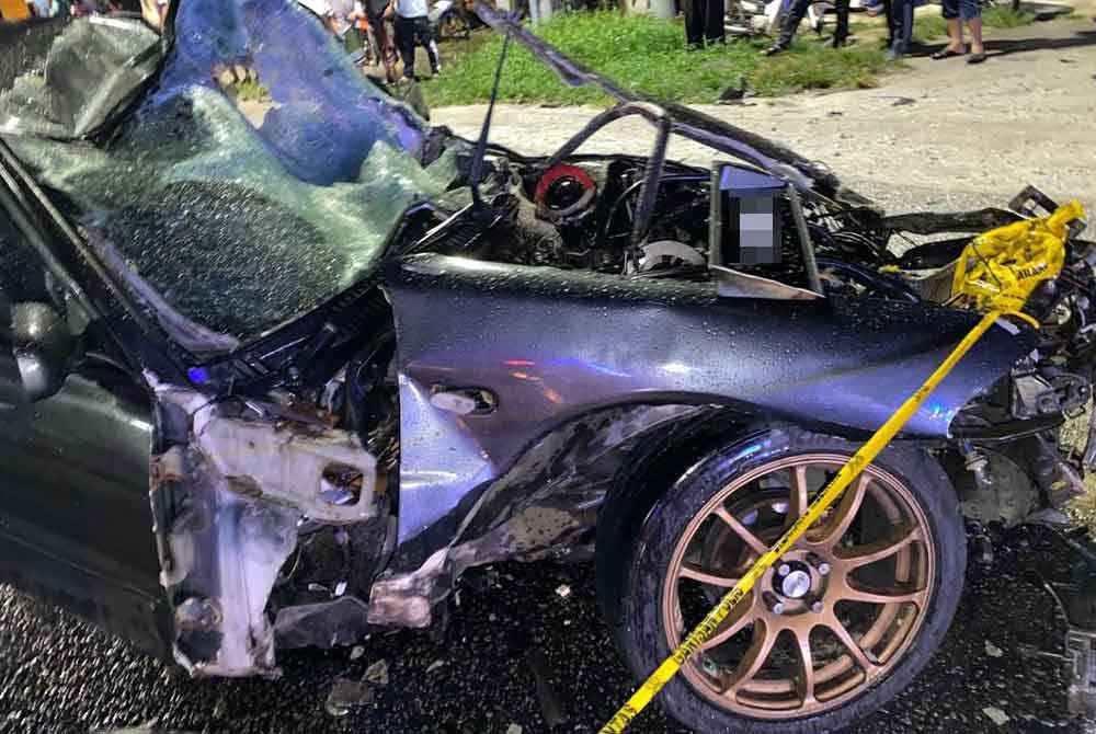 Keadaan kereta Proton Wira yang remuk teruk akibat kemalangan.
Foto ihsan PDRM