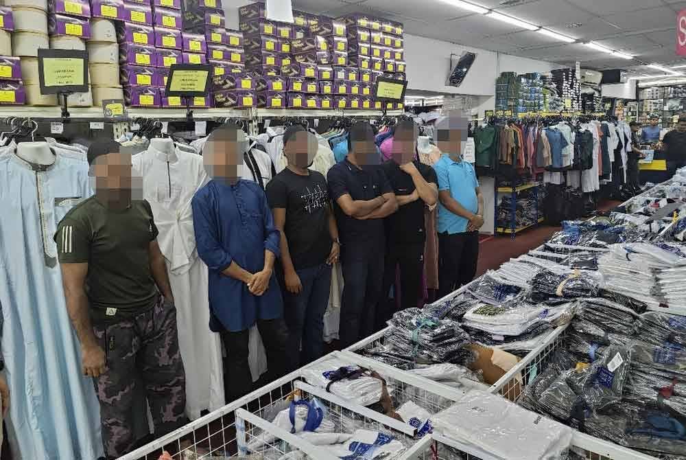 Antara warga asing yang bekerja sebagai jurujual pakaian diperiksa dalam operasi Imigresen Selangor, pada Khamis.