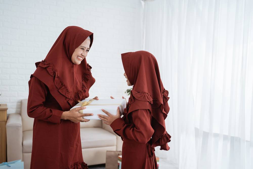 BERBEZA dengan hibah dan sedekah, hadiah lazimnya diberikan dengan rasa hormat disampaikan dengan tujuan untuk memuliakan dan menghormati penerimanya seperti ibu bapa kita. -Foto: Canva