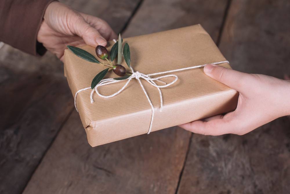 SEBAIKNYA biarlah pemberian tadi adalah sesuatu yang paling kita sayangi sepertimana saranan ALLAH dan Rasul-NYA. -Foto: Canva