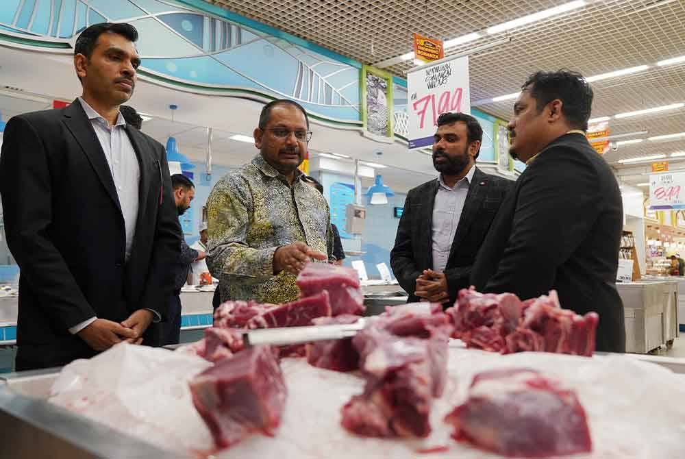 Rohaizi (dua dari kiri) turut berpeluang meninjau barangan keperluan harian yang dijual di LuLu Capsquare KL. Foto: ROSLI TALIB.