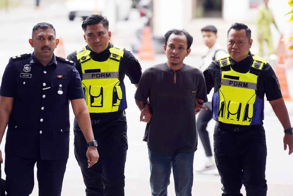 Bapa kepada Baby Syifaa, Yuseri Yusof (dua dari kanan) dibawa ke Mahkamah Majistret Kuala Lumpur pada Jumaat berhubung kes penipuan dalam urusan yuran guaman. - FOTO: SINAR HARIAN/ROSLI TALIB