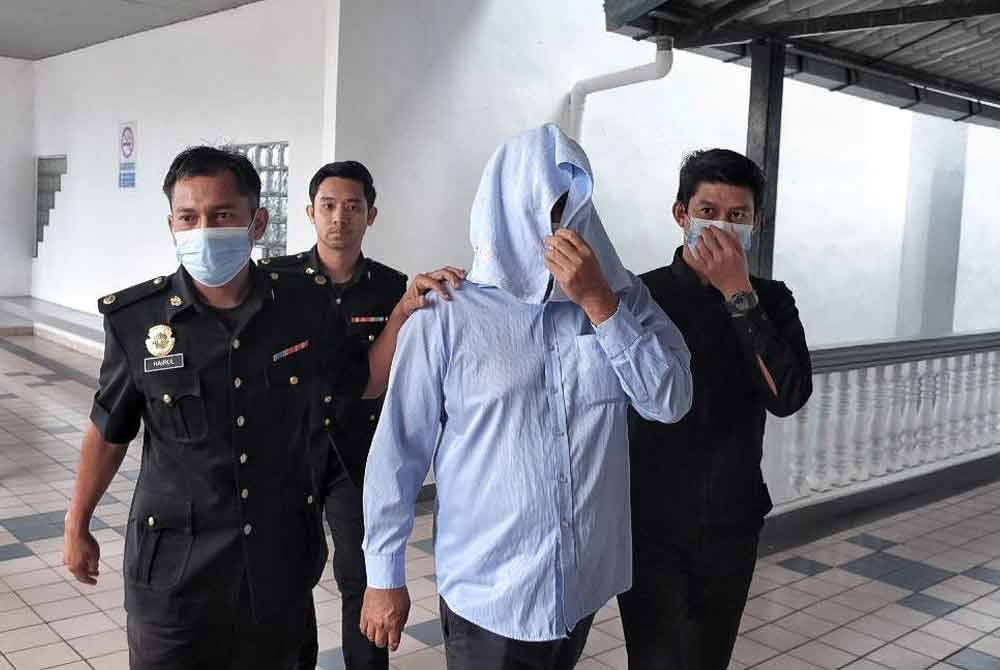 Amir (tengah) ketika dibawa keluar dari Mahkamah Sesyen di sini, pada Jumaat.