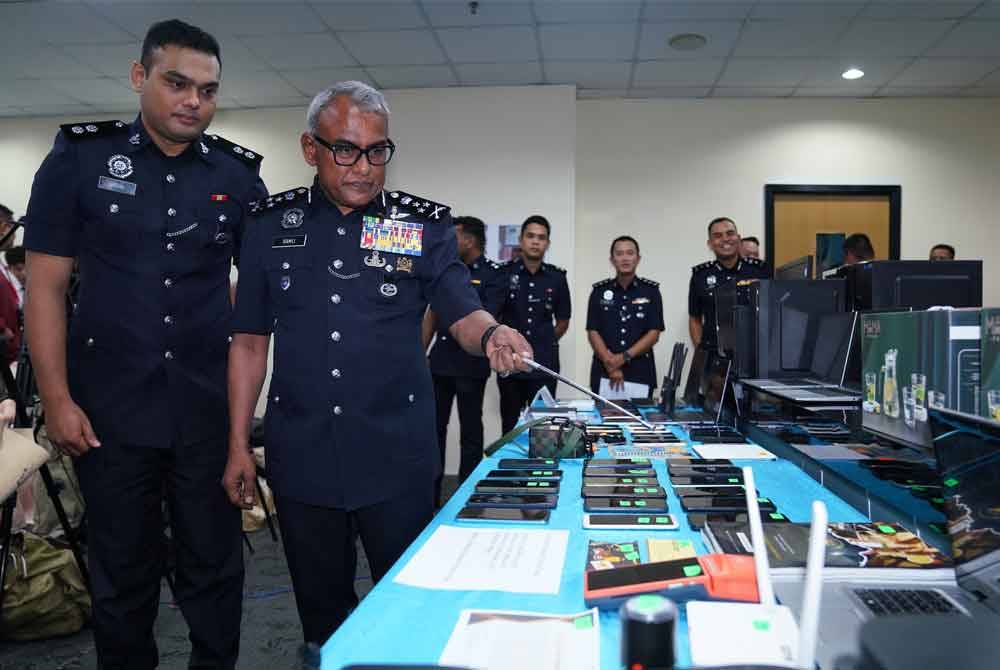 Ramli menunjukkan antara barang yang dirampas membabitkan sindiket tipu pakej pelancongan pada 1 Julai lalu.