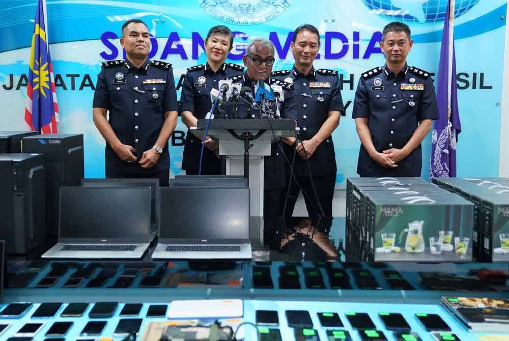 Ramli (tengah) dalam sidang akhbar di Menara KPJ Kuala Lumpur pada Jumaat.