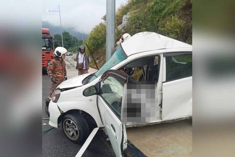 Anggota bomba sedang mengeluarkan mangsa yang tersepit.