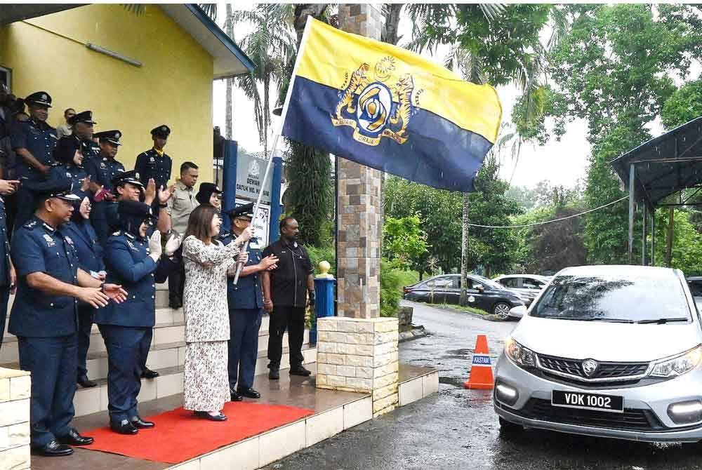 Hui Ying (tengah) ketika membuat Flag-Off Operasi Trace and Recovery (TRO 2.0) Siri 2/2024 di Ayer Keroh di sini, pada Jumaat.