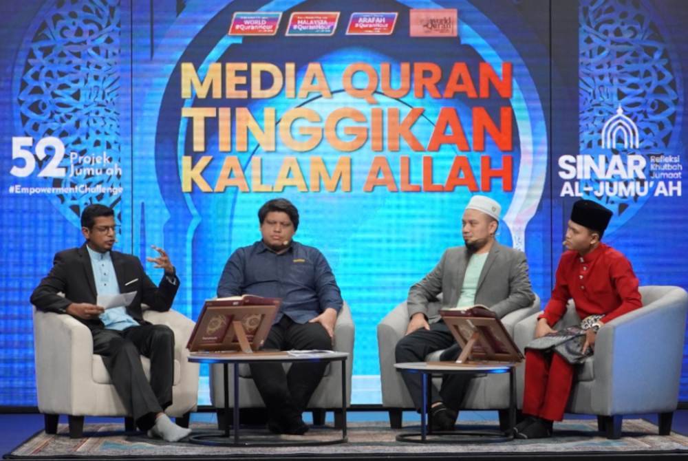 USTAZ MUSTAFAR (dua dari kanan) dan Namanzee (dua dari kiri) dalam bual bicara Sinar Al-Jumu'ah bertajuk Media Quran tinggikan kalam ALLAH. Sinar Al-Jumu'ah disiarkan setiap Jumaat minggu pertama setiap bulan.