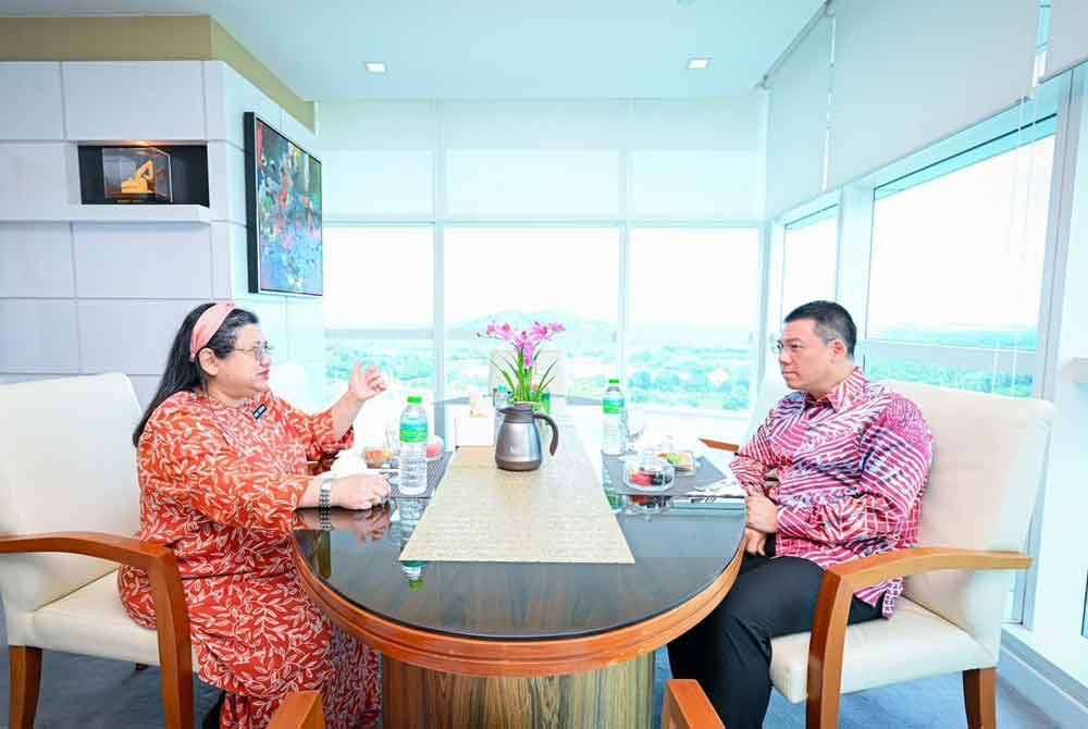 Kor Ming menerima kunjungan hormat Ketua Audit Negara, Datuk Wan Suraya untuk berbincang bagi meningkatkan prestasi tata kelola yang cemerlang di kementerian. FOTO/ Facebook Nga Kor Ming.