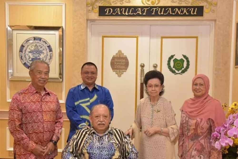 Tuanku Syed Sirajuddin dan Tuanku Tengku Fauziah berkenan menerima kunjungan mengadap Muhyiddin di Wad Diraja, Hospital Tuanku Fauziah (HTF), Kangar, dekat sini, pada Khamis.