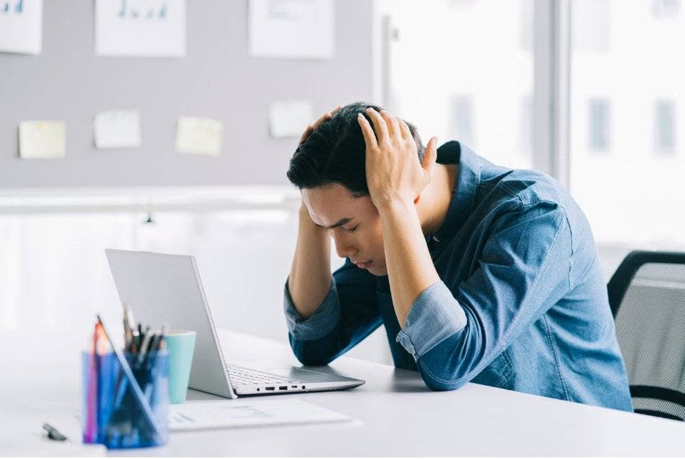 KESAN negatif ketagihan judi termasuklah penurunan produktiviti di tempat kerja. Foto CANVA