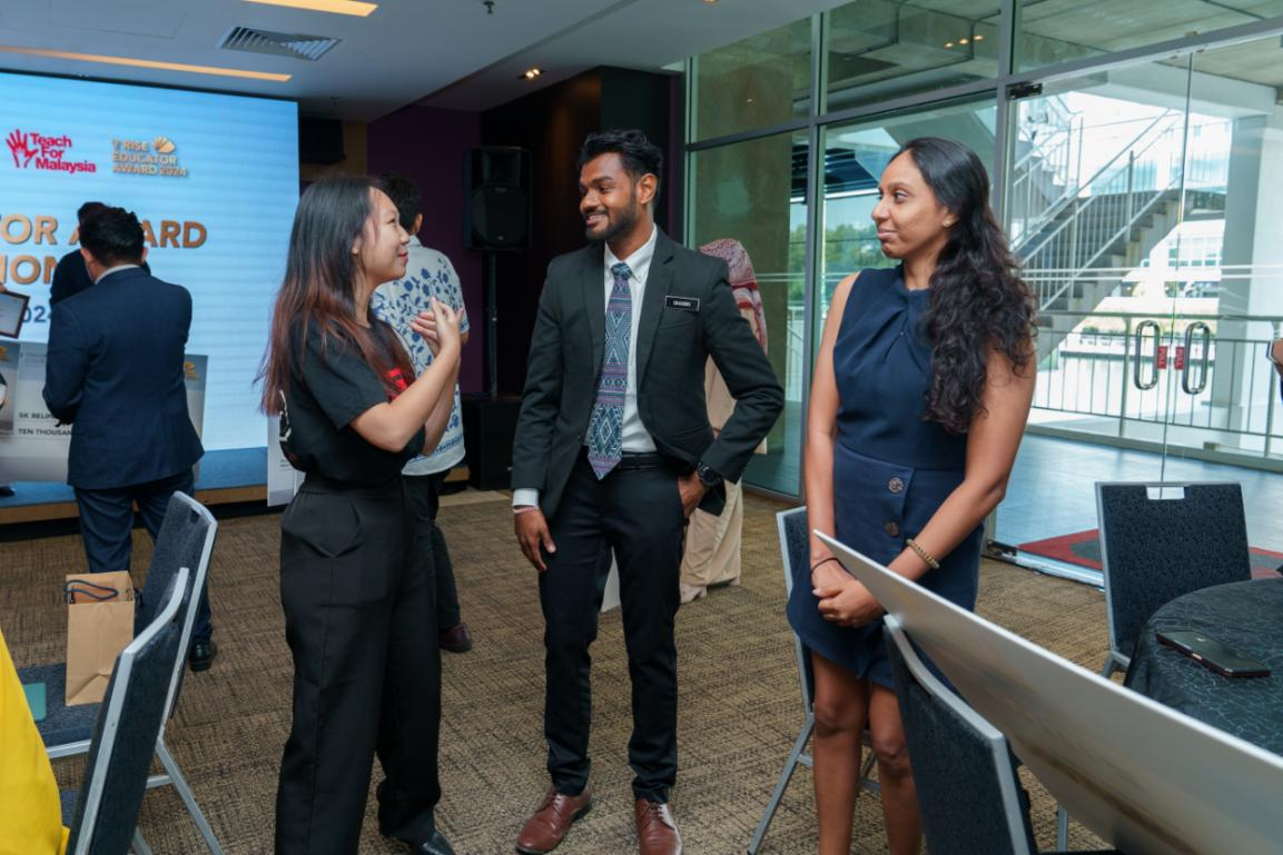 Kecekalan pemenang RISE Educator Award 2024, Shawn (tengah) memberi inspirasi kepada Ludwina untuk turut menabur bakti kesukarelawan melalui The Risers.