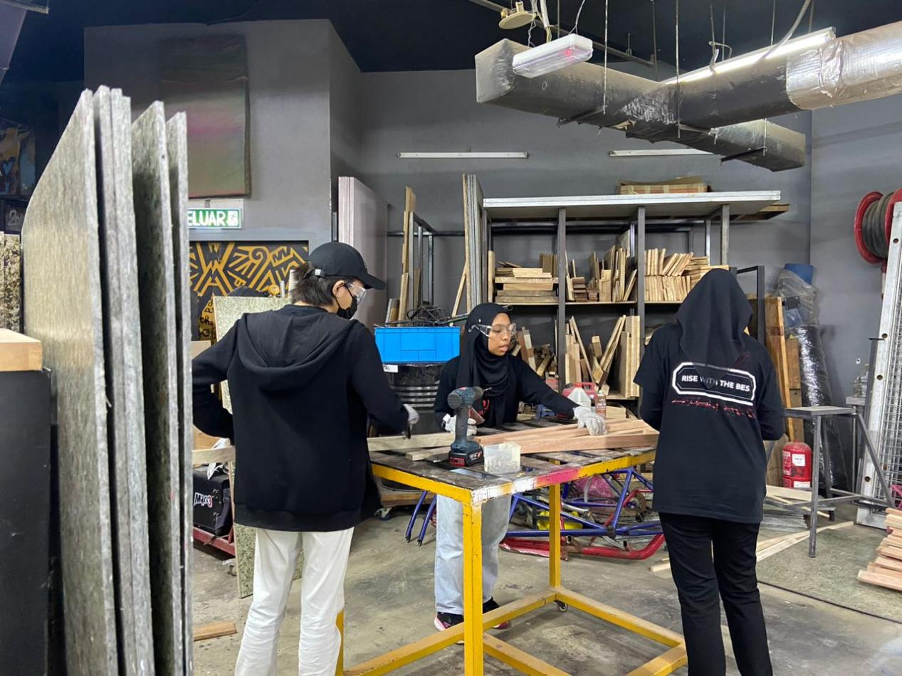  The Risers berperanan sebagai jambatan antara pembelajaran akademik dan cabaran dunia sebenar.