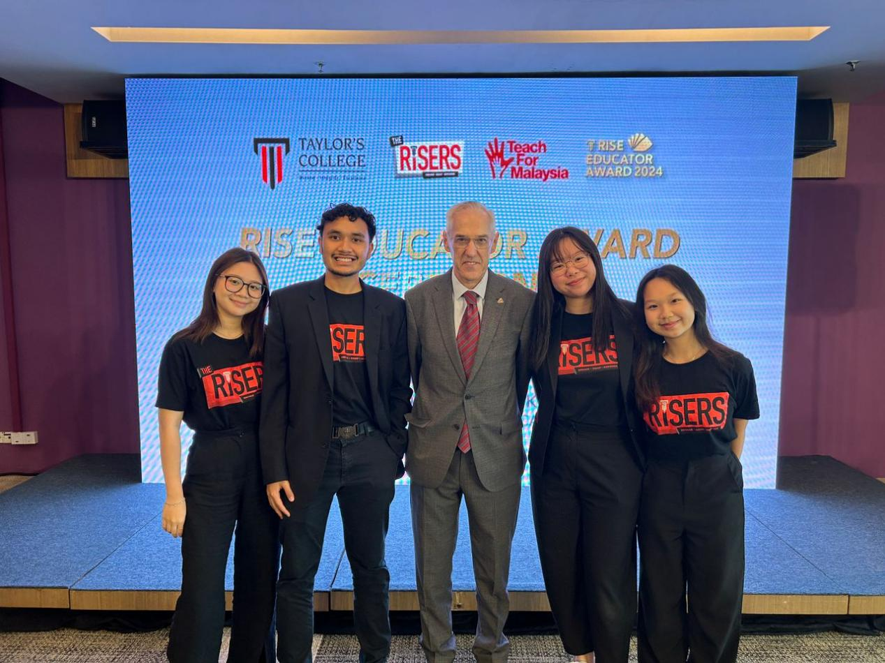 Para duta The Risers, (dari kiri ke kanan) Jancis Chong Jia Xin, Muhammad Aidil Iqbal, Ludwina, dan Heng Jui Ching, bersama Naib Canselor dan Presiden Taylor’s University, Profesor Barry Winn, di majlis RISE Educator Award yang diadakan baru-baru ini untuk meraikan guru-guru cemerlang atas sumbangan inovatif dan inspiratif mereka kepada kecemerlangan pendidikan.