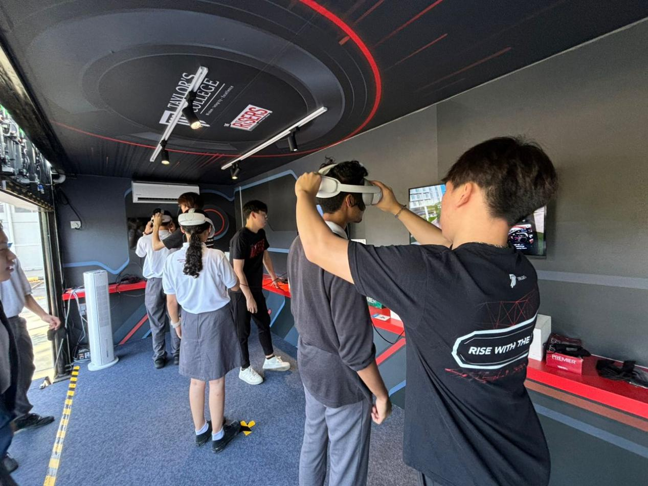 Para duta The Risers seperti Ludwina dan Han Ze turut terlibat dalam pelbagai pengalaman yang menyeronokkan apabila menyertai Taylor’s Collage ke acara inovatif di seluruh Lembah Klang seperti Taylor's Cruiser oleh The Risers.