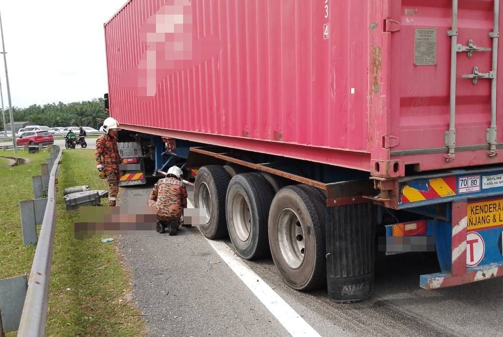 Mangsa yang membonceng motosikal telah terjatuh sebelum digilis treler sejauh kira-kira 80 meter.