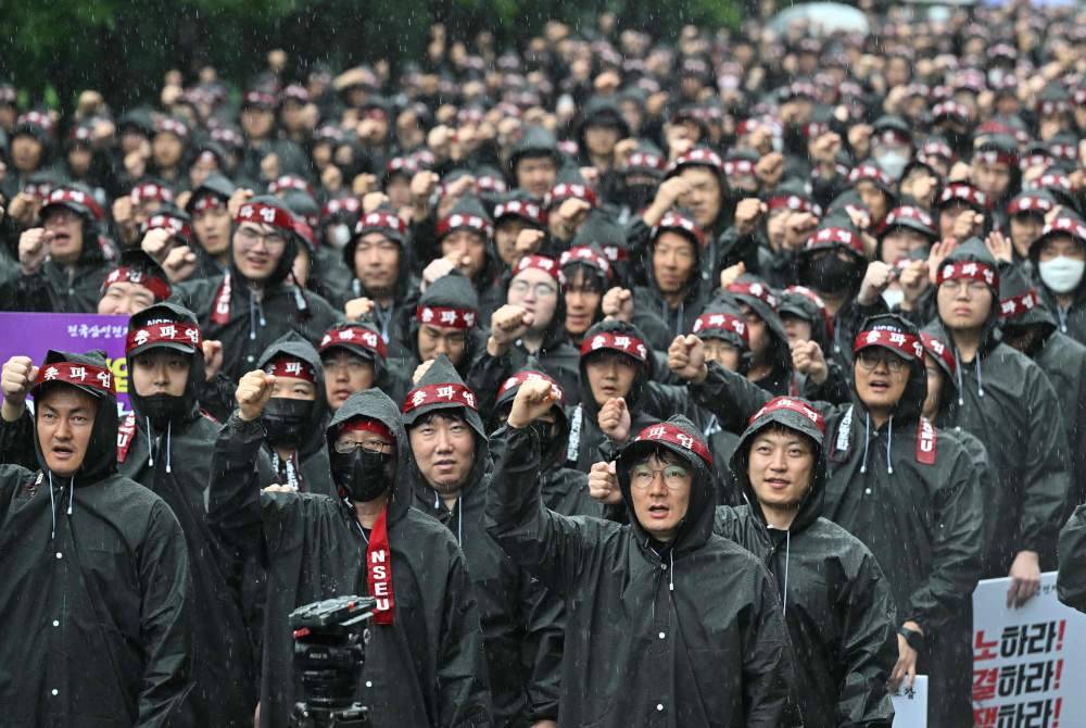 Ahli Kesatuan Samsung Electronics Kebangsaan melaungkan hak mereka sebagai pekerja semasa mogok berlangsung di pekarangan sebuah kilang di Hwaseong. Foto AFP