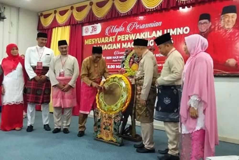 Ahmad Jazlan (tiga dari kanan) mengiringi Mohamed Khalid merasmikan Mesyuarat Perwakilan UMNO Bahagian Machang 2024 di sini.