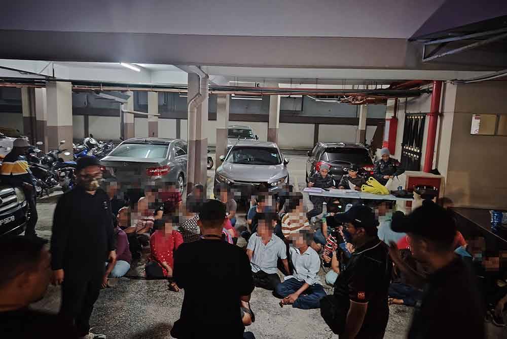 JIM menahan 40 PATI dalam serbuan di sebuah apartmen di Brickfields, Kuala Lumpur pada Sabtu.