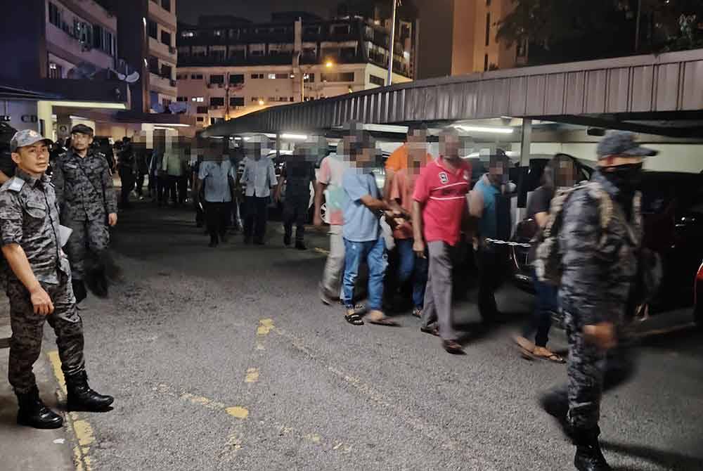 JIM menahan 40 PATI dalam serbuan di sebuah apartmen di Brickfields, Kuala Lumpur pada Sabtu.