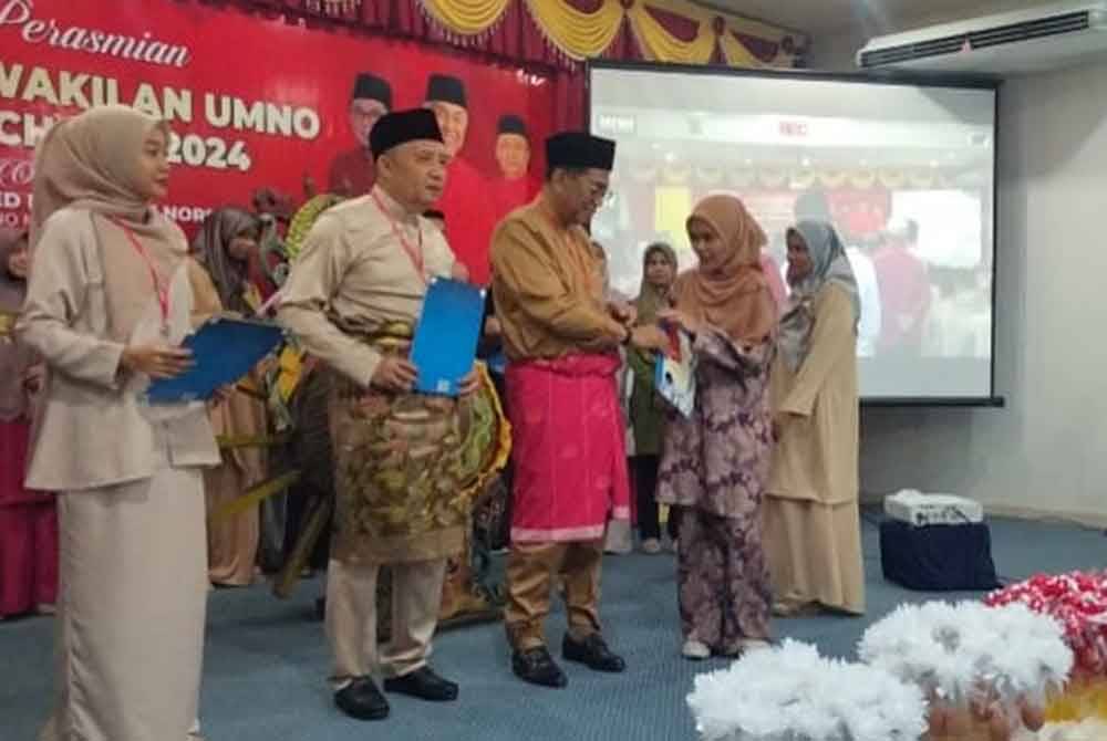 Mohamed Khaled (tiga dari kiri) menyampaikan sijil penghargaan kepada seorang pelajar cemerlang di jajahan Machang.