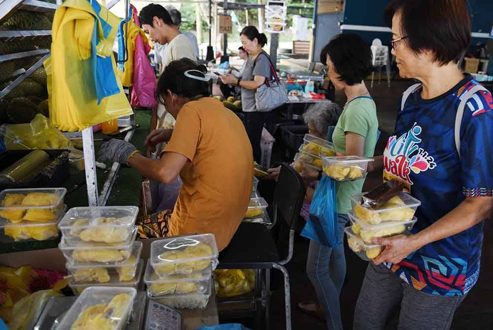 Orang ramai mendapatkan buah durian di Anjung Indah, Balik Pulau. Foto Bernama