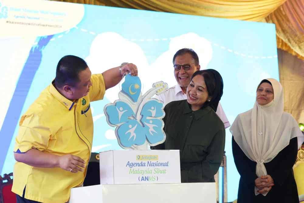 Tuanku Syed Faizuddin (kiri) berkenan meletakkan kelopak bunga raya sebagai gimik majlis perasmian Jelajah Agenda Nasional Malaysia Sihat dan Karnival Perlis Hebat di UTC Perlis pada Sabtu. Foto Bernama