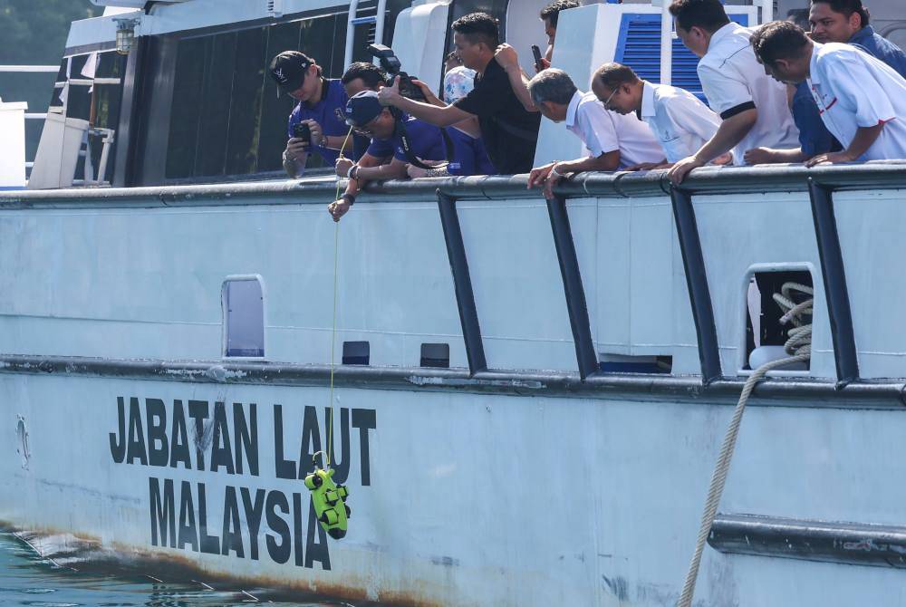Al-Sultan Abdullah (tiga, kiri) berkenan melepaskan dron untuk melihat keadaan tukun gerabak LRT yang telah diletakkan ke dasar laut Monkey Bay, Tioman pada 9 dan 10 Julai lepas. Foto Bernama