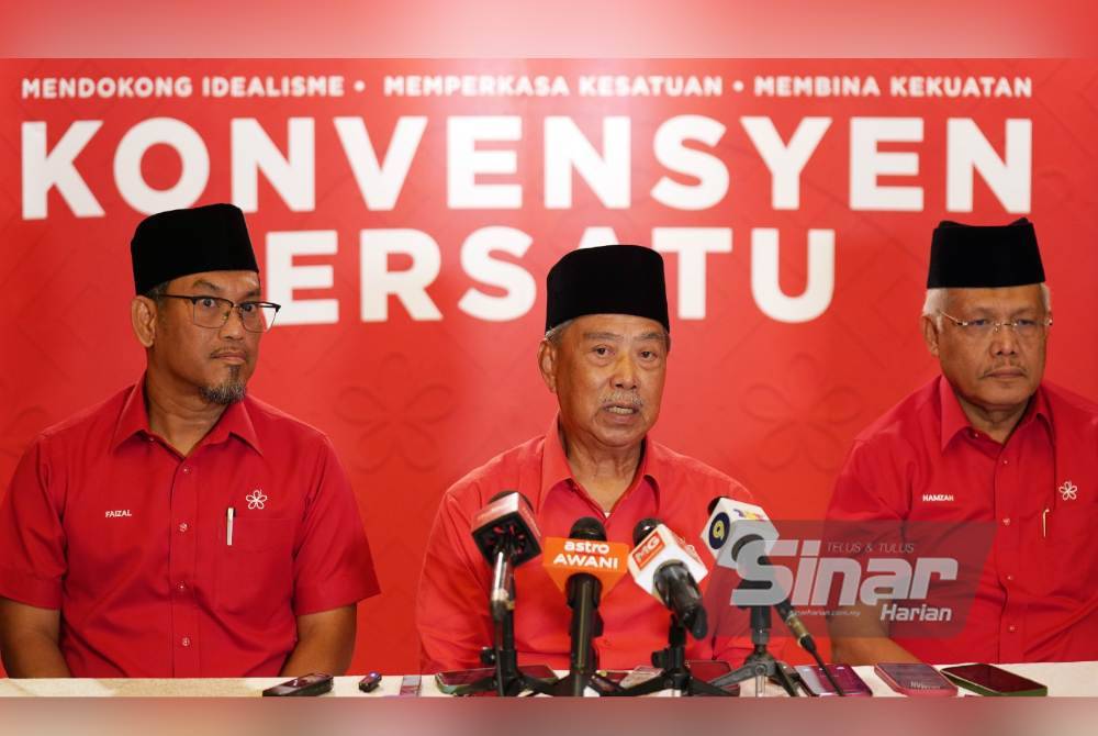 Muhyiddin bersama Hamzah (kanan) dan Ahmad Faizal (kiri) ketika sidang media sempena Konvensyen Bersatu 2024 yang diadakan pada Sabtu.