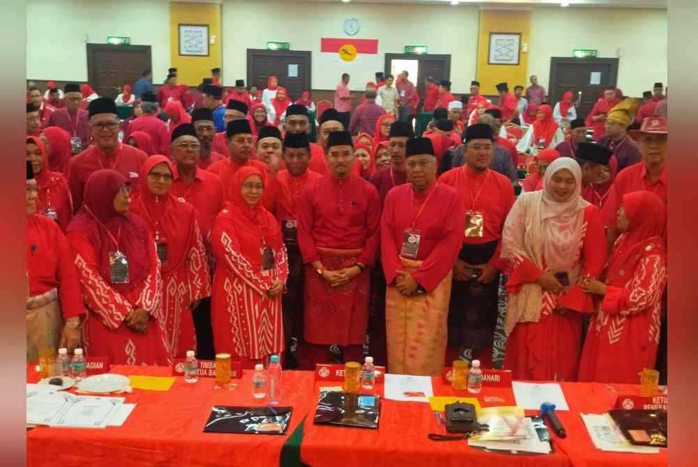 Asyraf Wajdi (tengah) bersama perwakilan UMNO Bahagian Taiping.