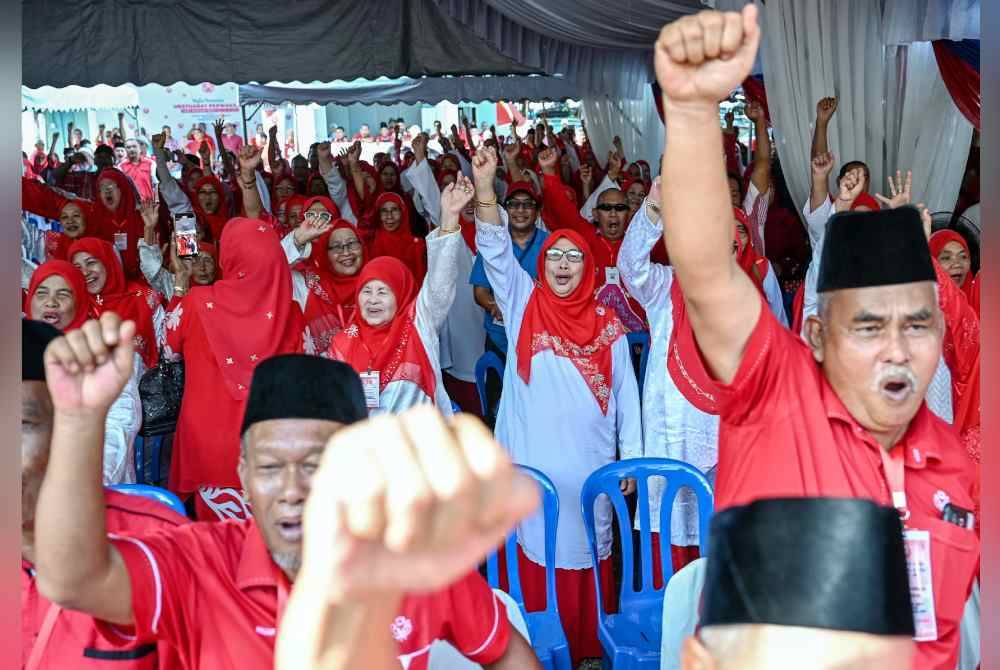 Sebahagian perwakilan melaungkan kata-kata semangat pada Perasmian Mesyuarat Perwakilan UMNO Bahagian Besut di Kem Seri Keluang pada Sabtu. Foto Bernama