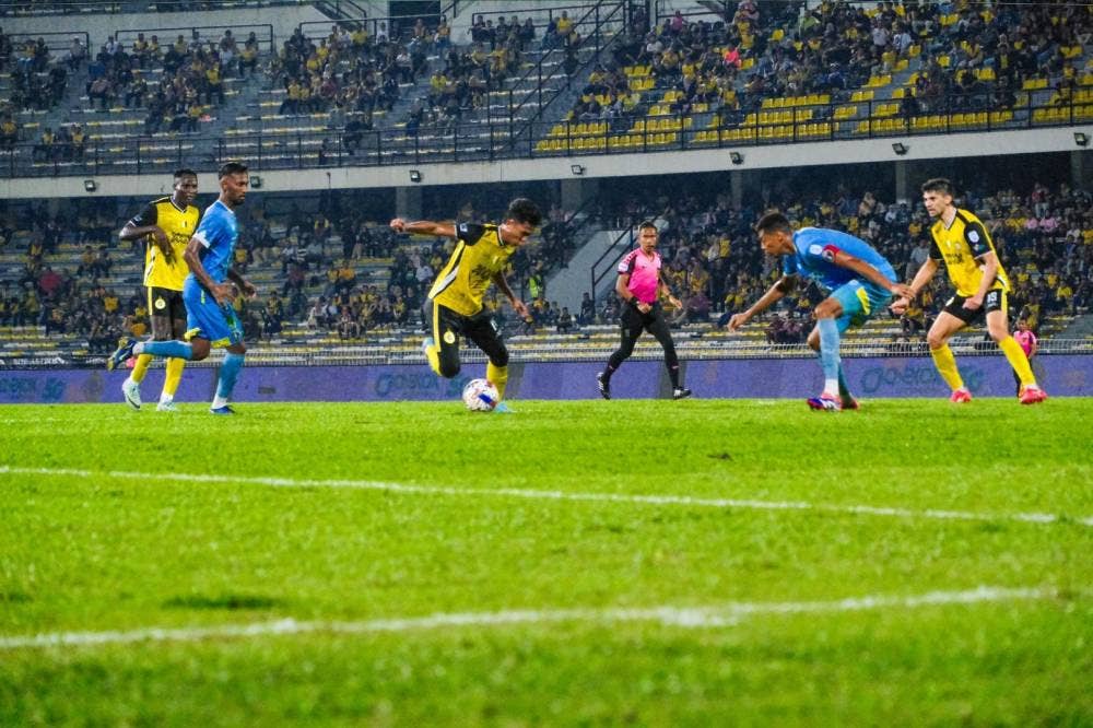 Sebahagian aksi perlawanan Liga Super di antara Perak FC menentang Penang FC di Stadium Perak pada Sabtu.