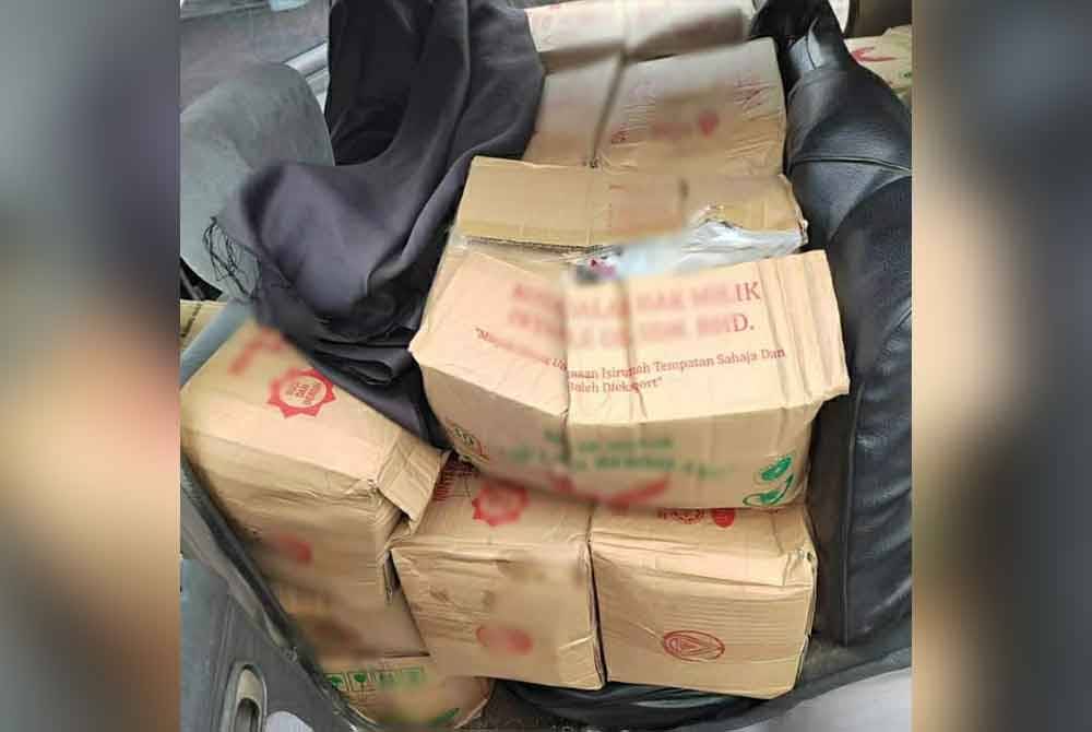 Sejumlah kotak-kotak mengandungi minyak masak peket telah ditemukan di tempat duduk penumpang dan bahagian belakang kenderaan jenis Perodua Kancil.