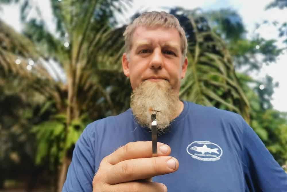 Christopher menunjukkan umpan buatan yang dihasilkan sendiri untuk menangkap ikan sikang.