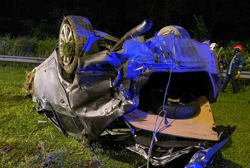 Kereta Honda Civic dipandu mangsa remuk selepas terbalik dan mengakibatkan seorang maut dan tiga lagi cedera ringan.