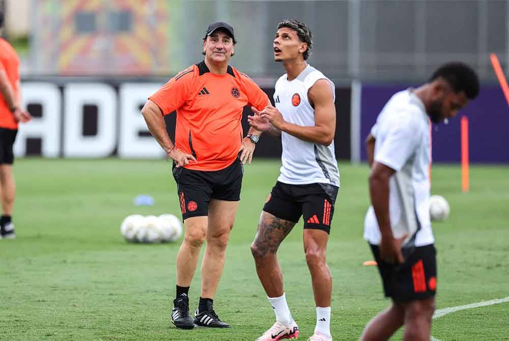 Lorenzo (kiri) menyaksikan para pemainnya menjalani latihan sebelum perlawanan akhir Copa America menentang Argentina. Foto AFP