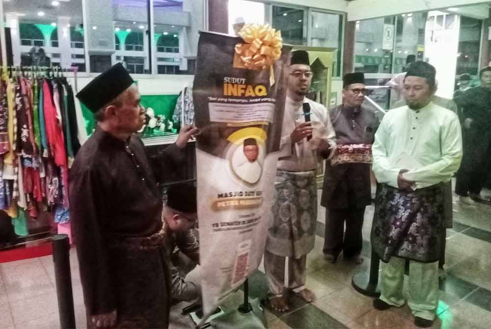 Zulkifli (tiga kanan) ketika merasmikan sudut infaq berkenaan selepas selesai majlis.