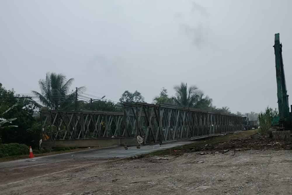 Jambatan bailey Kampung Permatang Sepam, Benut dijangka siap dipasang pada minggu depan.